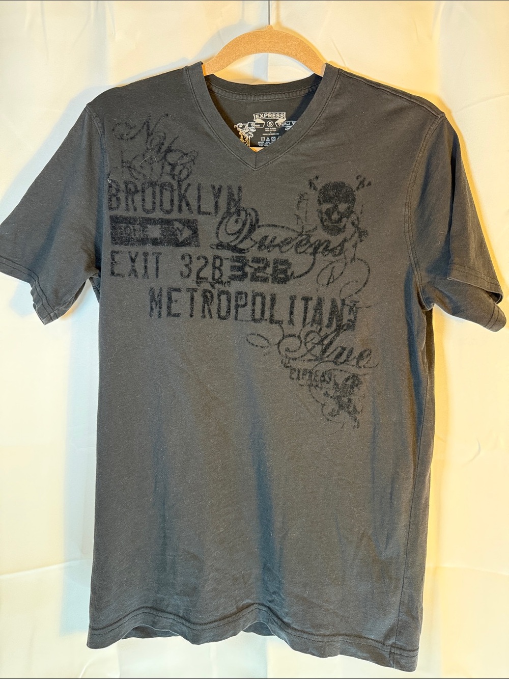 Express Men’s Short-Sleeve V-Neck Graphic Tee - Charcoal size M